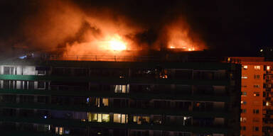 Flammeninferno auf Dach von Hochhaus