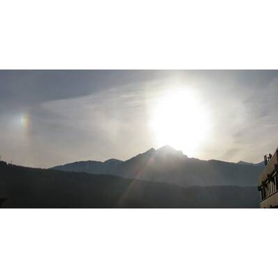 Flugzeug fliegt in Nebensonne, 2008