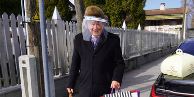 Lugner tr&auml;gt jetzt Corona-Schutzhelm