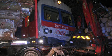 Holztransporter crasht mit Zug zusammen