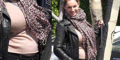 Kelly Brook zeigt ihren Babybauch