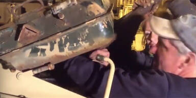 Mann &ouml;ffnet uralten Panzer &ndash; Der Fund ver&auml;nderte sein Leben f&uuml;r immer