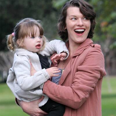 Milla Jovovich im Park mit Tochter Ever