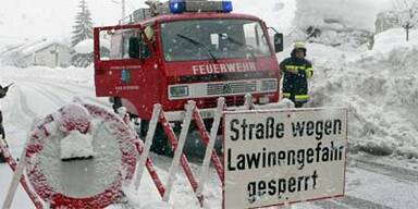 Soldaten schaufeln Oberkärnten von Schneemassen frei