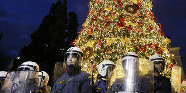 Weihnachtsbaum in Athen mit Müll beworfen