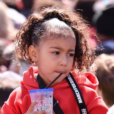 Alissa Milano zeigt ihren Widerstand gegen Wafengewalt