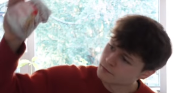 T&auml;uschend echt: Dieser Mann bewegt sich wie eine Marionette