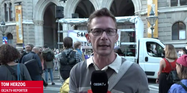 oe24.TV-Reporter Thomas Herzog auf Demo
