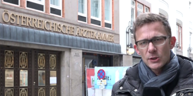 oe24.TV Reporter Thomas Herzog vor &Auml;rztekammer