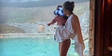 Topmodel Toni Garrn mit Baby in der Sauna