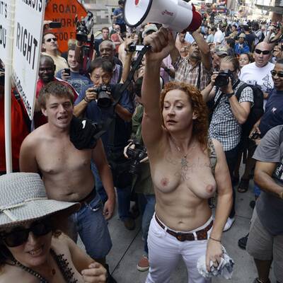 Frauen demonstrieren für Oben-Ohne-Recht