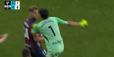 Brutale Attacke: Tormann schl&auml;gt Spieler nieder