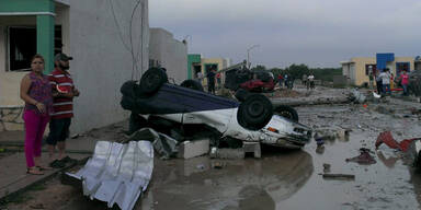 Tornado wirbelt Autos durch die Luft 