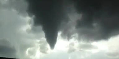 Tornado fegt &uuml;ber Vorort von Mailand hinweg