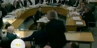 Torten-Attacke auf Medien-Zar Murdoch