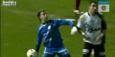 Torwart vergass bei Abstoss Ball loszulassen: Tor!