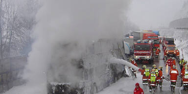 Bus auf der Tauernautobahn ausgebrannt