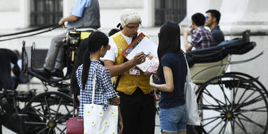 Mozart verkauft Tickets in Wien an Touristen