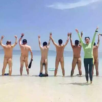 Chinesische Touristen posieren nackt auf der Insel Borneo
