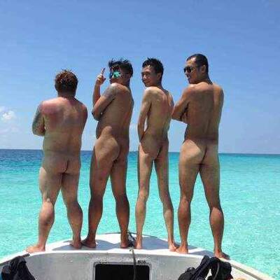 Chinesische Touristen posieren nackt auf der Insel Borneo