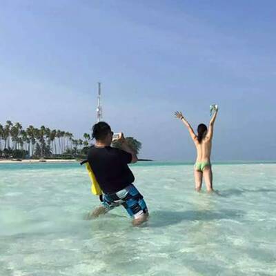 Chinesische Touristen posieren nackt auf der Insel Borneo