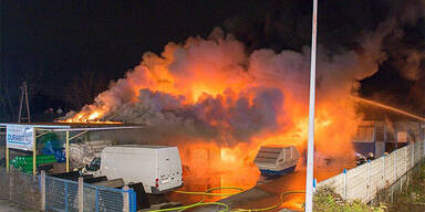 Großbrand in Traun - Halle in Flammen 