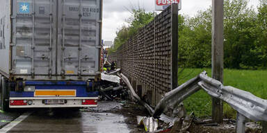Frau überlebt diesen Horror-Crash!