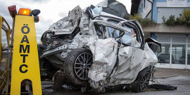 Frau überlebt diesen Horror-Crash!