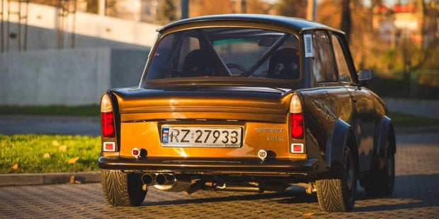 Dieser Trabi hängt einen Porsche 911 ab