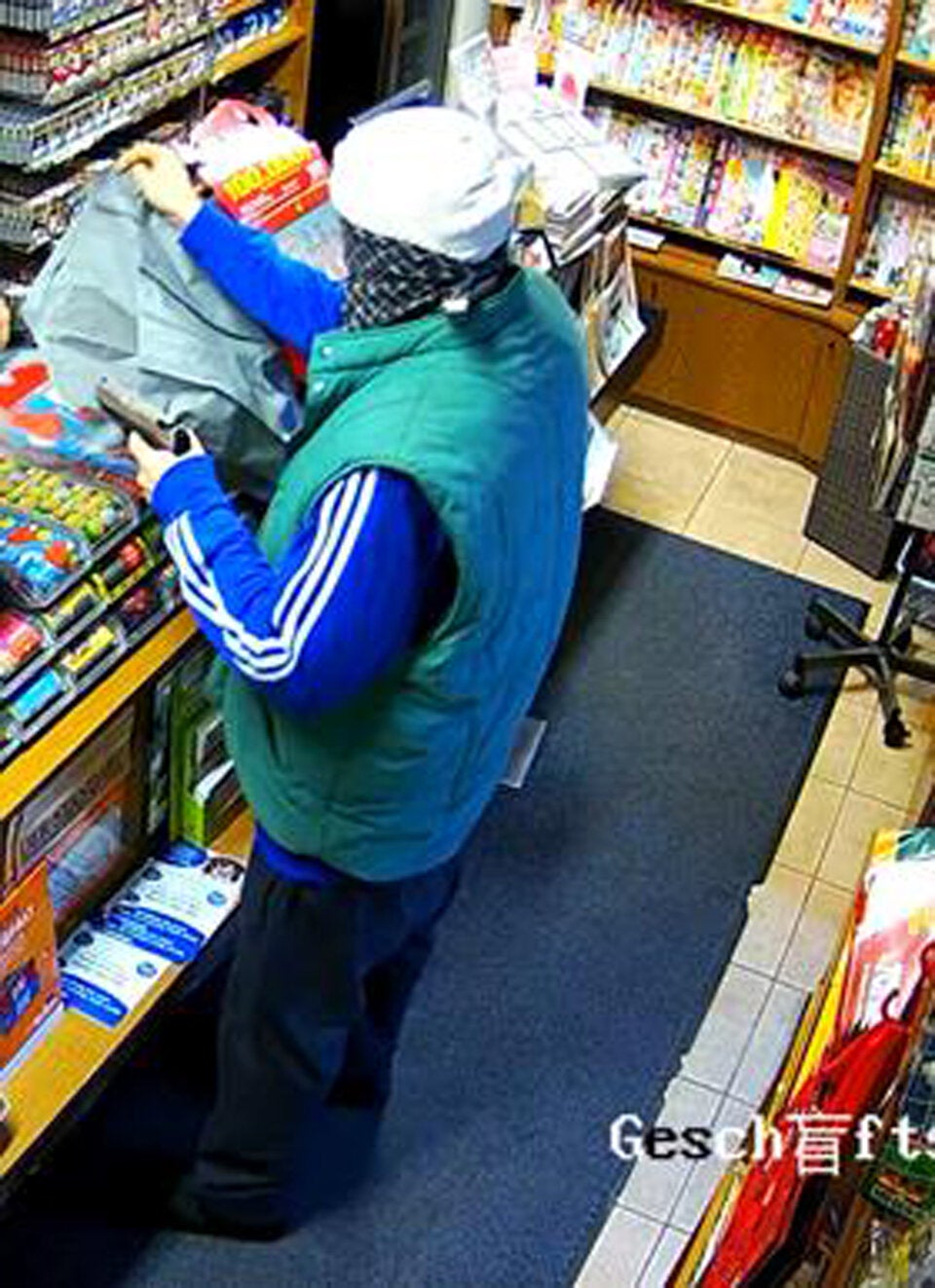 Trafik mit Pistole überfallen: Polizei sucht diesen Mann