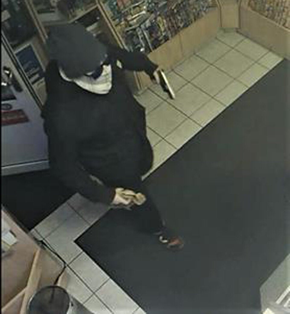 Trafik mit Pistole überfallen: Polizei sucht diesen Mann