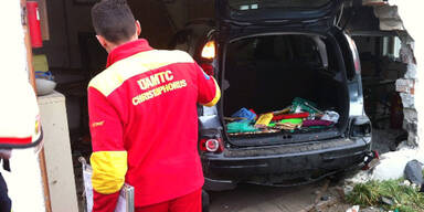 Frau rast in geschlossene Garage 