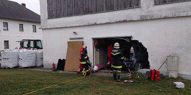 Frau rast in geschlossene Garage 