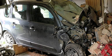 Frau rast in geschlossene Garage 