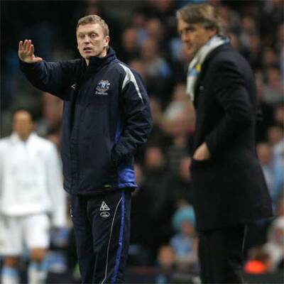 Trainer prügeln sich an der Seitenlinie