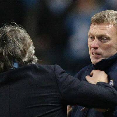 Trainer prügeln sich an der Seitenlinie