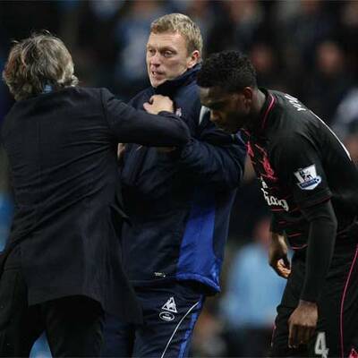 Trainer prügeln sich an der Seitenlinie