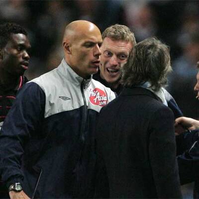 Trainer prügeln sich an der Seitenlinie