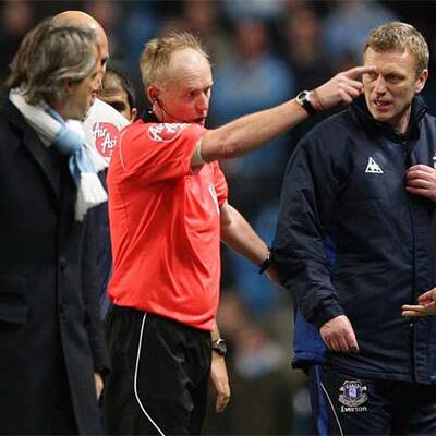 Trainer prügeln sich an der Seitenlinie