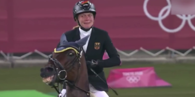 Annika Schleu verzweifelt auf Pferd