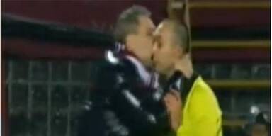 Trainer k&uuml;sste Schiri - Rote Karte