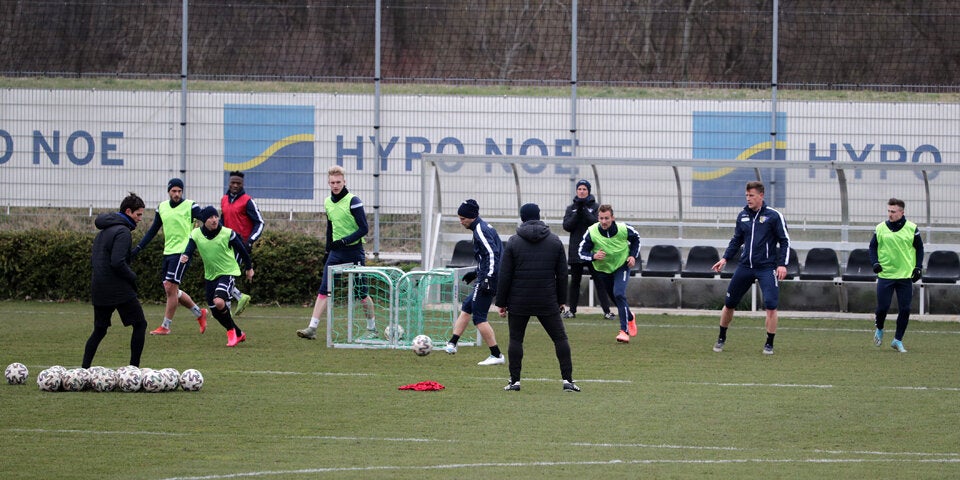 Bundesliga und Spitzensportler die Einkünfte erzielen, dürfen ab Montag wieder in Kleingruppen trainieren