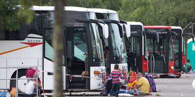 Fl&uuml;chtlinge: Zelte statt Busse