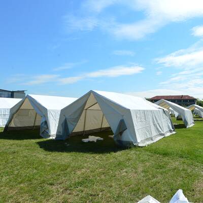 Neue Zelte wurden aufgebaut.