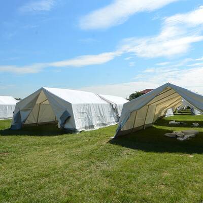 Neue Zelte wurden aufgebaut.