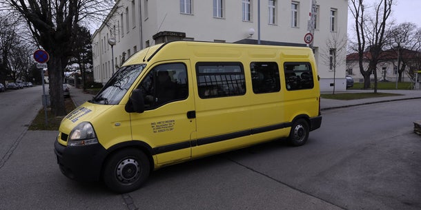 Asyl-Streit: Pröll siegt, droht aber weiter