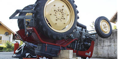 Traktor kippte um - Drei Kinder verletzt