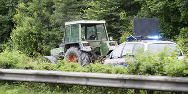 Traktor auf A12 durch Sch&uuml;sse gestoppt