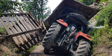 Historische Br&uuml;cke crasht auf Traktor-Lenker