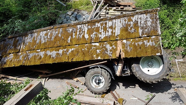 Historische Brücke crasht auf Traktor-Lenker
